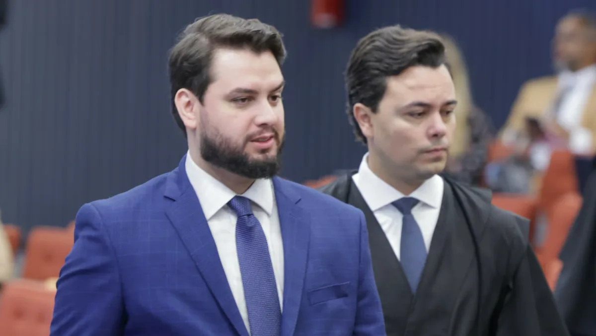 Filipe Martins pede a Moraes para receber Flávio Bolsonaro na prisão