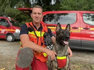 « Des recherches positives, il n’y en a pas beaucoup » : un pompier et son chien retrouvent une disparue saine et sauve