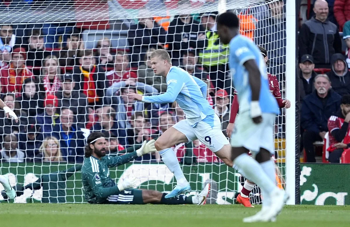 (Crónica) El Manchester City gana en Anfield y sigue líder invicto de la Premier