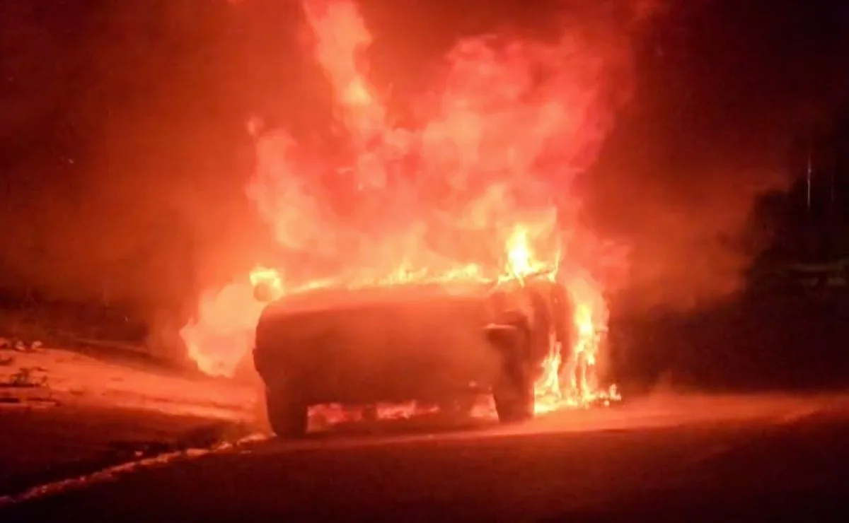 Em chamas! Motorista se envolve em acidente, roda 20 quadras e carro pega fogo em Cascavel; veja o vídeo