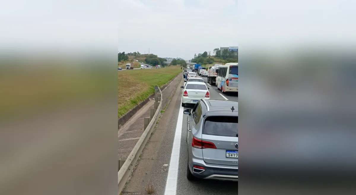 Acidente entre moto e carro deixa ferido e causa lentidão na Castelinho em Sorocaba