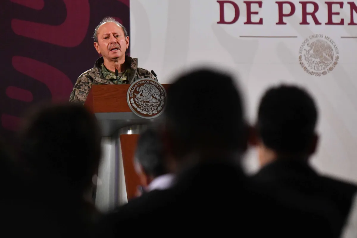 Reporta Rafael Ojeda, ex titular de Marina, ingreso anual de 2 mdp y dos hipotecas por 6.3 mdp