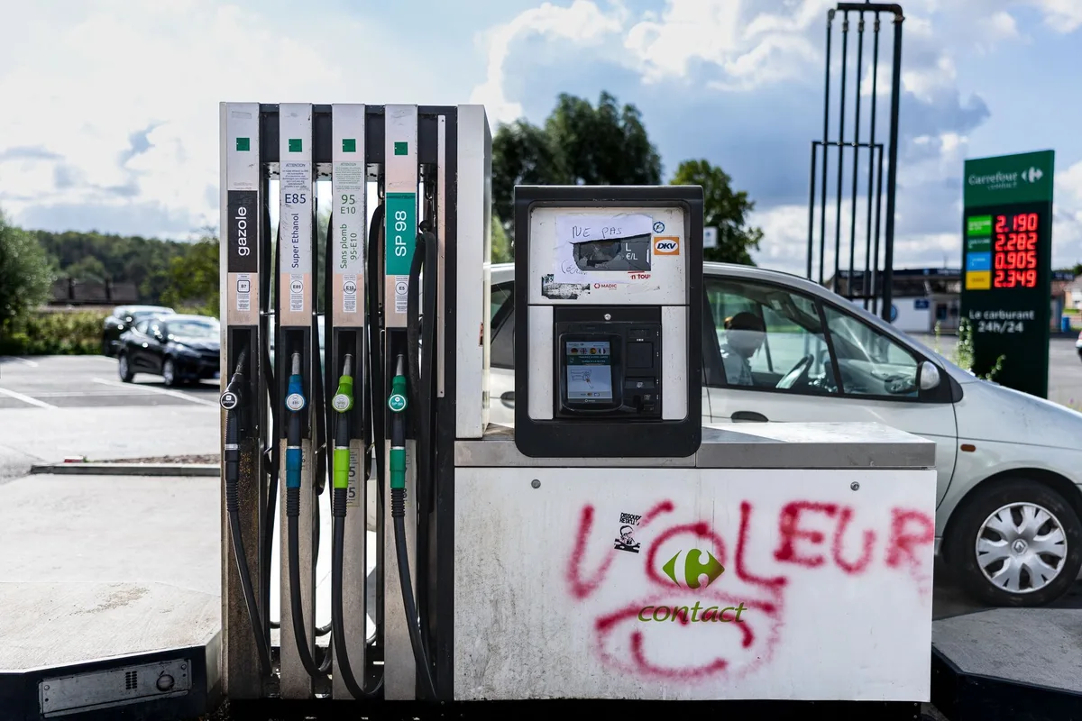 « T’as vu les prix de l’essence ? » : portrait d’une France entre grogne, débrouille et transition
