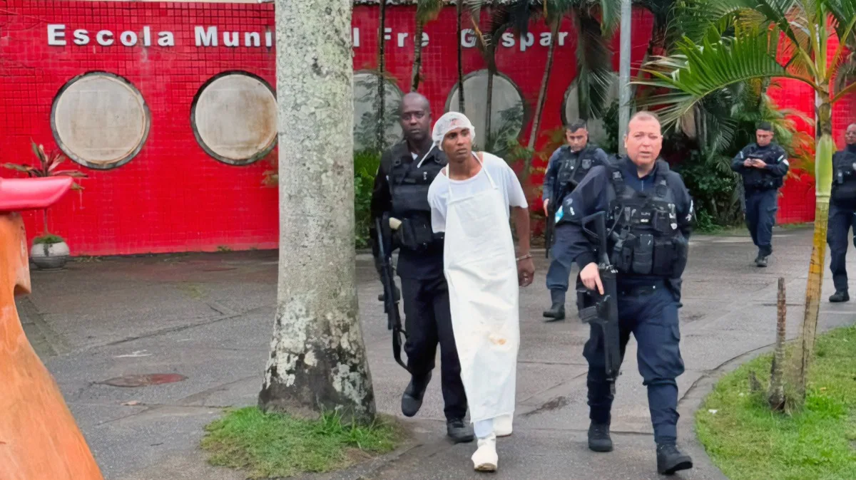 Homem com fuzil foge da PM, invade escola e tenta se passar por merendeiro