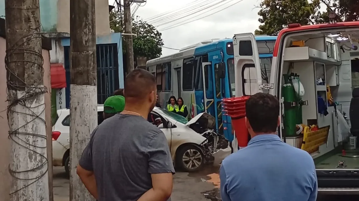 Acidente entre carro e ônibus do Transcol deixa dois feridos na Serra
