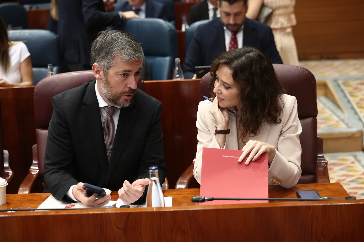 Ayuso protege a García, su 'hombre para todo' entre los ataques de Sánchez por la compra del ático y el malestar de parte del PP madrileño