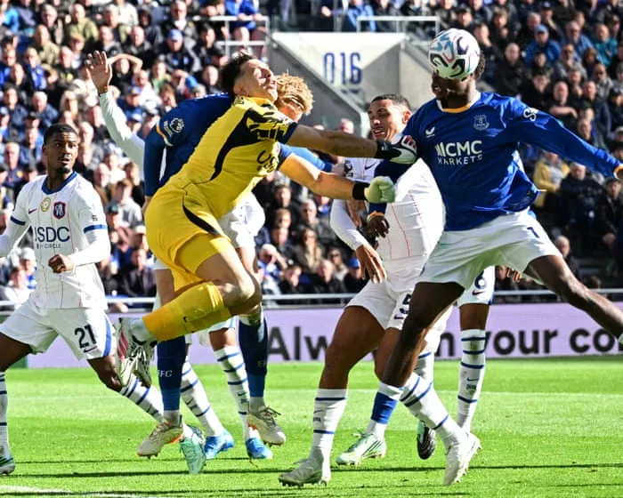Neto double at Everton leads Chelsea to victory marred by Martínez head injury