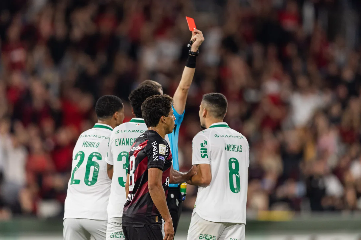 Andreas Pereira é expulso no primeiro tempo de Athletico x Palmeiras; Piquerez também vira desfalque