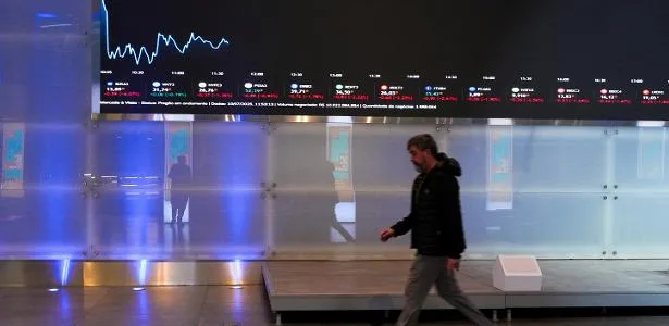 Dólar fecha em alta de 1,17%, a R$ 5,087; Bolsa cai com eleição no radar