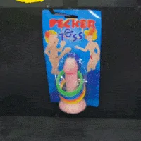 “Surpresa” em prateleira de loja para festas choca cliente