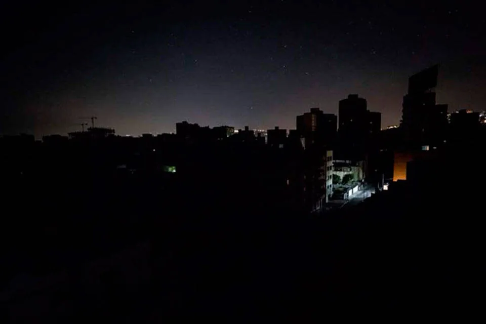 Entre cinco y 12 horas a oscuras: ¿qué pasa con el sistema eléctrico en Venezuela?