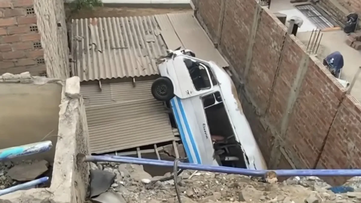 Combi cae desde una pendiente sobre una vivienda en Chorrillos y destruye una pared: una persona resultó herida