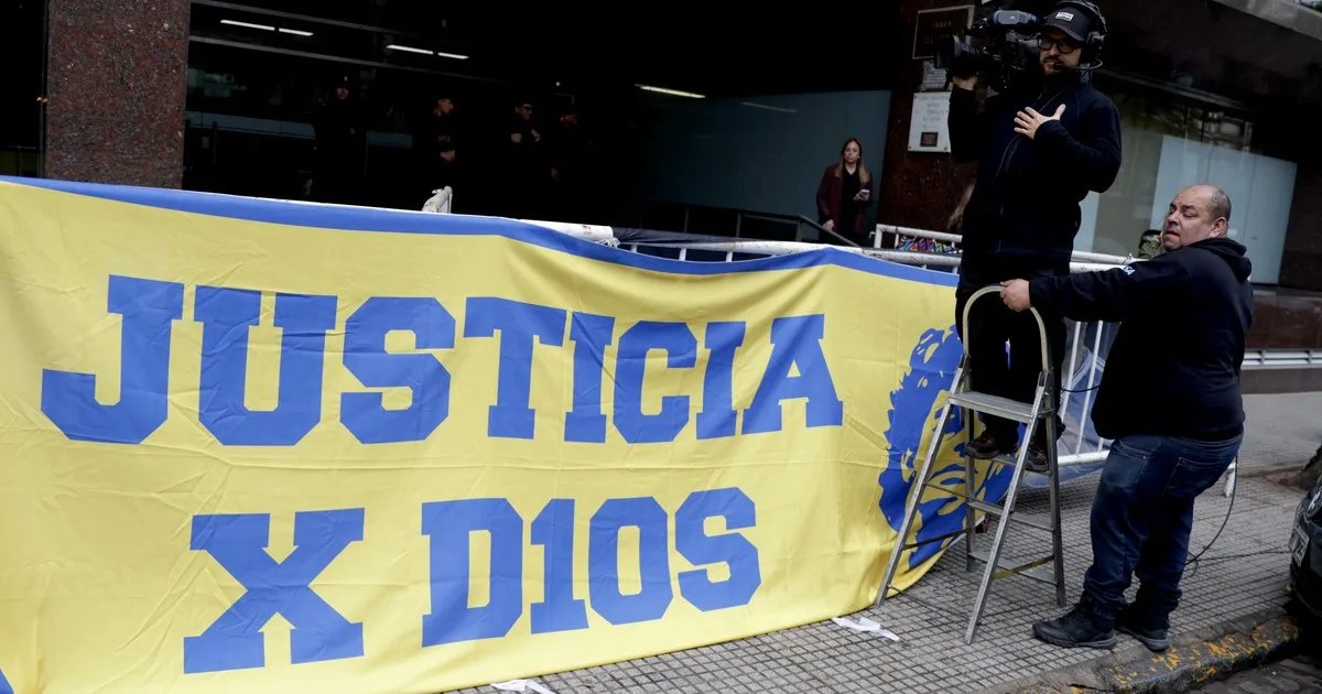 Comenzaron los alegatos finales contra los médicos que atendieron a Diego Maradona: Gianinna, Dalma y Claudia Villafañe se pusieron de espaldas para no ver una foto del cuerpo