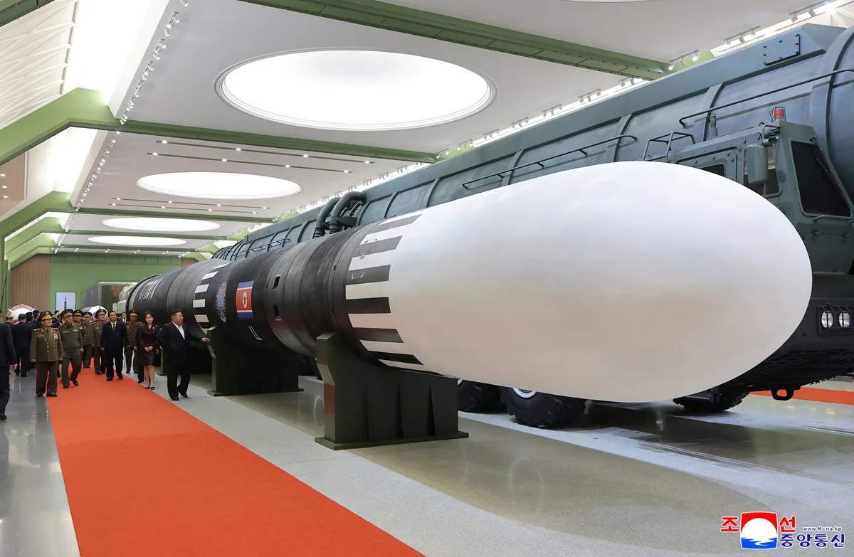 Kim Jong-un inaugura un museo en el que se exhibe un misil con capacidad de alcanzar Estados Unidos