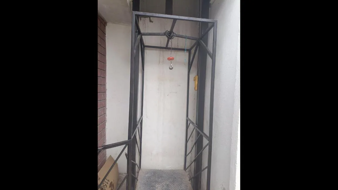 Cae elevador tres metros y deja cuatro lesionados en vivienda de Torreón