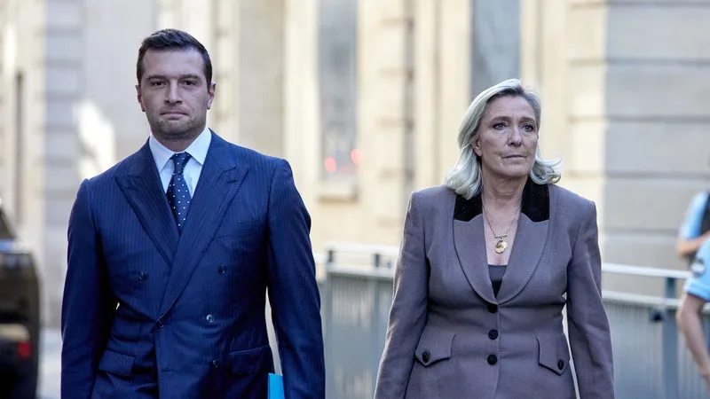 Présidentielle 2027: un nouveau sondage place Marine Le Pen toujours largement en tête au premier tour, au côté de Jean-Luc Mélenchon, malgré l'affaire Bardella