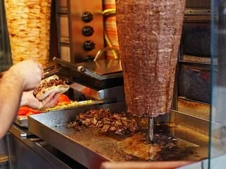 Voici l’histoire étonnante et pas si jeune du döner kebab, l’un des plats les plus populaires de la restauration rapide