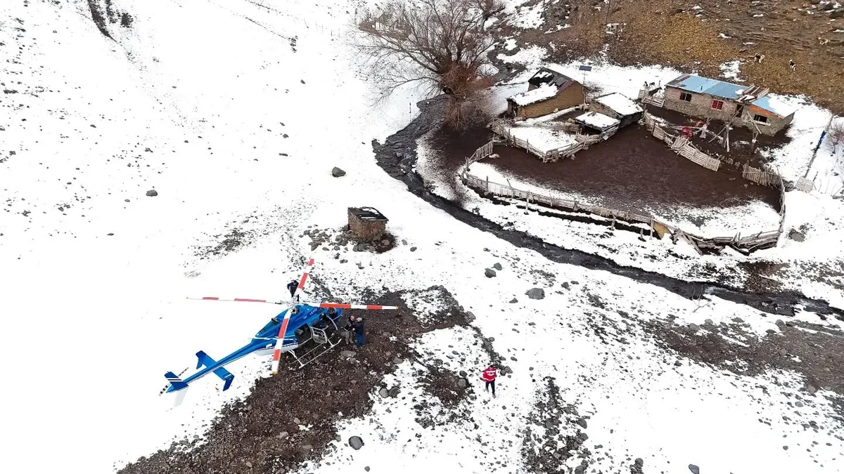 Con un operativo aéreo rescataron a una pareja de puesteros aislada por las nevadas en Neuquén