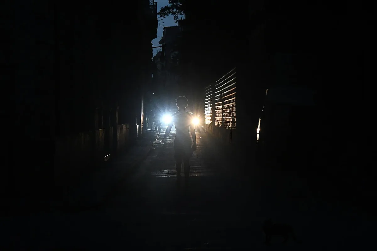 Sin luz, agua ni comida: el octavo apagón masivo del año paraliza la vida cotidiana en Cuba