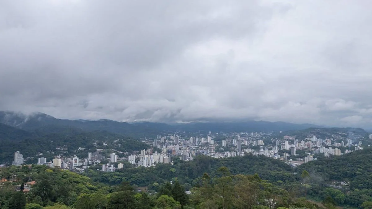 Fortes temporais com risco de granizo e alagamentos avançam por cidades de SC e chuva pode superar todo o acumulado de agosto em apenas quatro dias