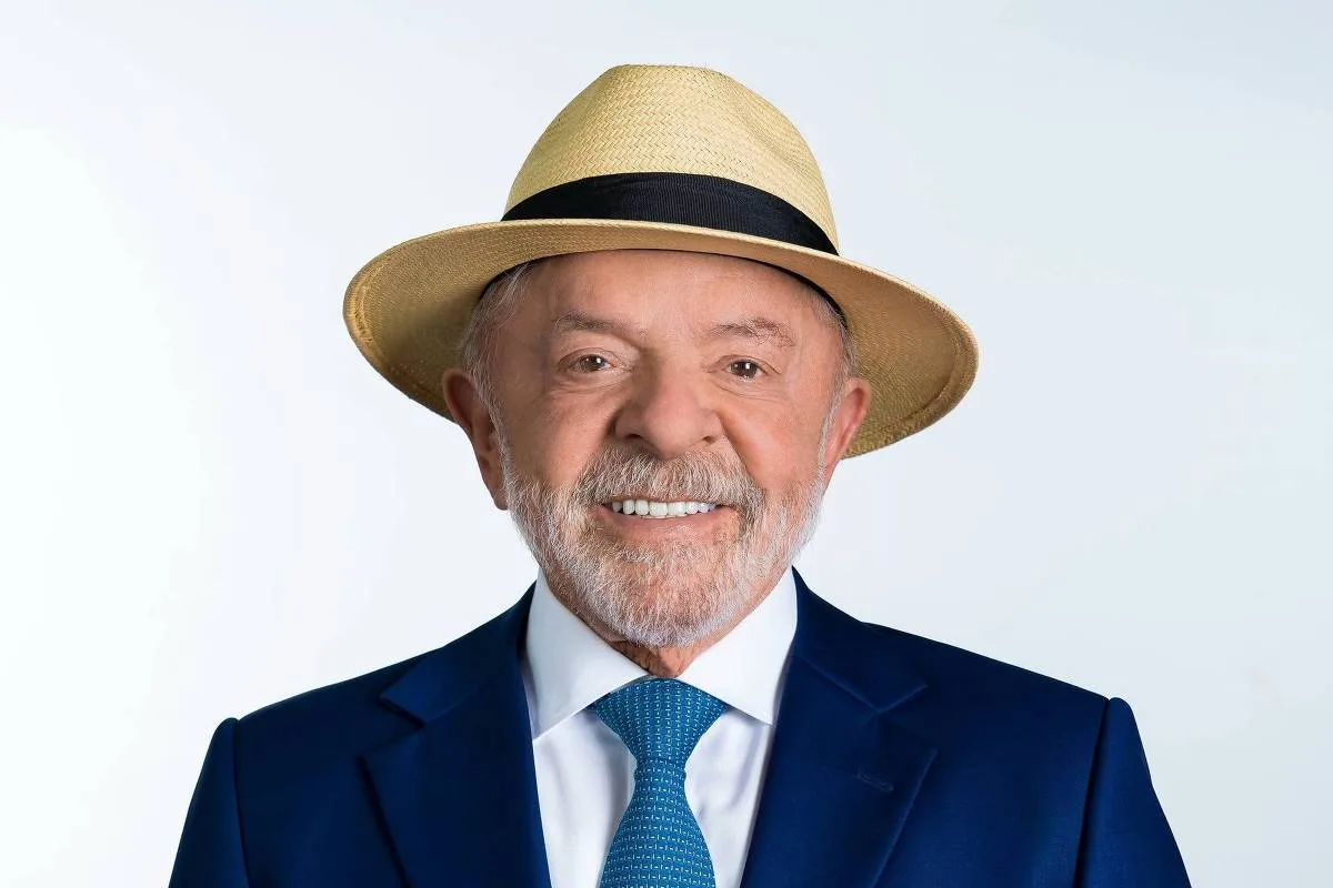 Lula aparece com chapéu em imagem para urna; relembre fotos dele em eleições anteriores