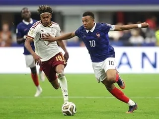 « Mbappé et moi sommes les deux meilleurs joueurs du monde » : Lamine Yamal fait lui aussi campagne pour le Ballon d’or