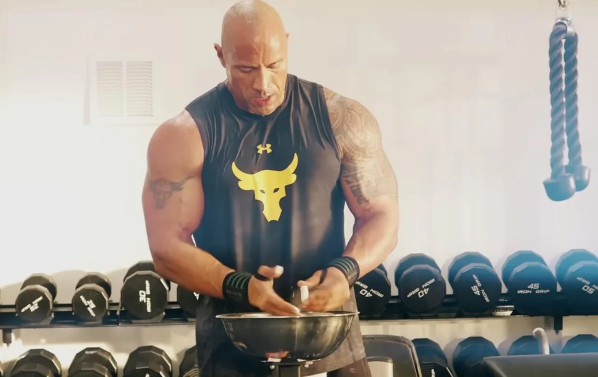 El licuado de Dwayne Johnson combina arroz, arándanos y 70 gramos de proteína para después de entrenar