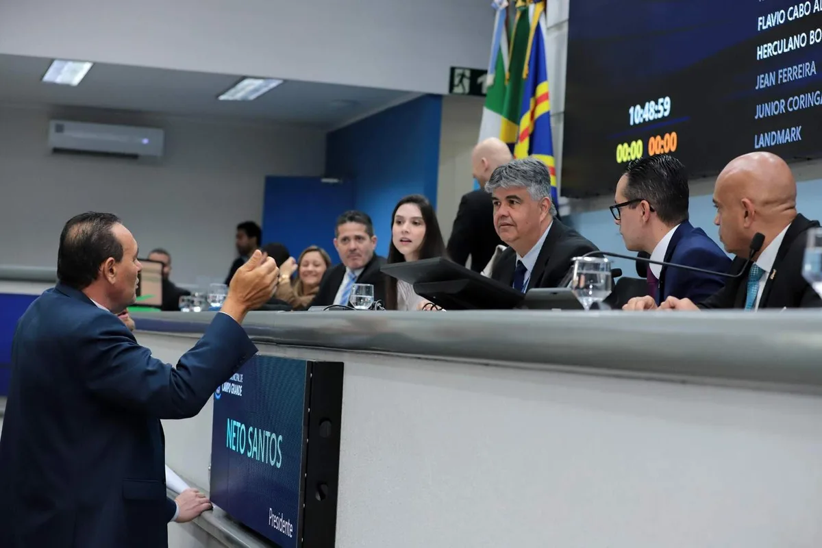 Com parlamentares ausentes, Câmara e Assembleia não votaram projetos
