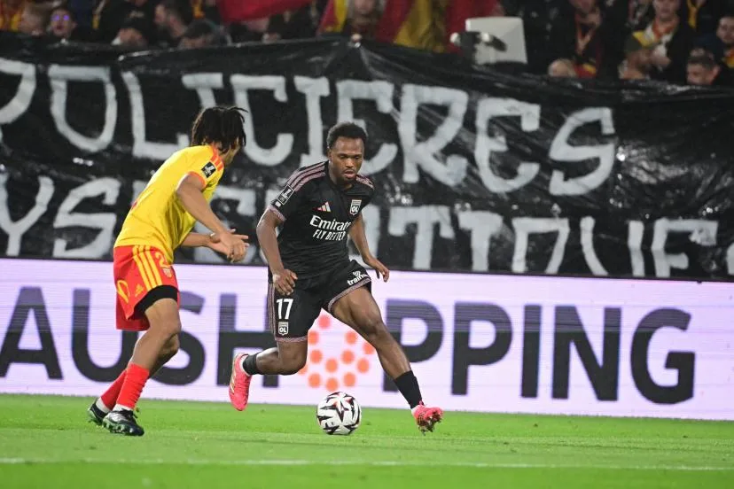 Loïs Openda absent au moins un mois à cause d'une fissure du péroné de la jambe droite, l'OL estime qu'il n'a pas été protégé par les arbitres à Lens