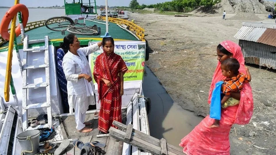 Más de 2.000 islas sin hospitales: así funciona la red de clínicas flotantes de India