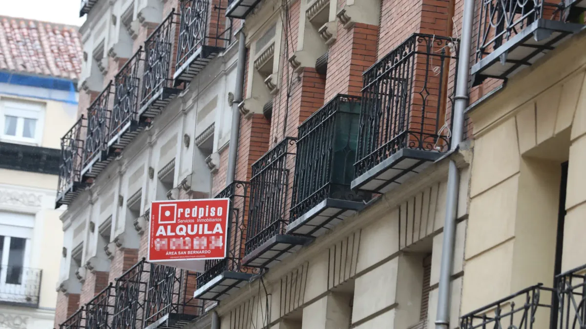 La "trampa del ahorro imposible" para los jóvenes: alquilar una vivienda es casi 400 euros más caro al mes que pagar una hipoteca