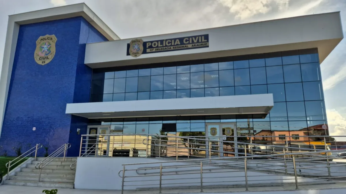 Homem é morto a tiros na varanda de casa e jovem fica ferido em Aracruz