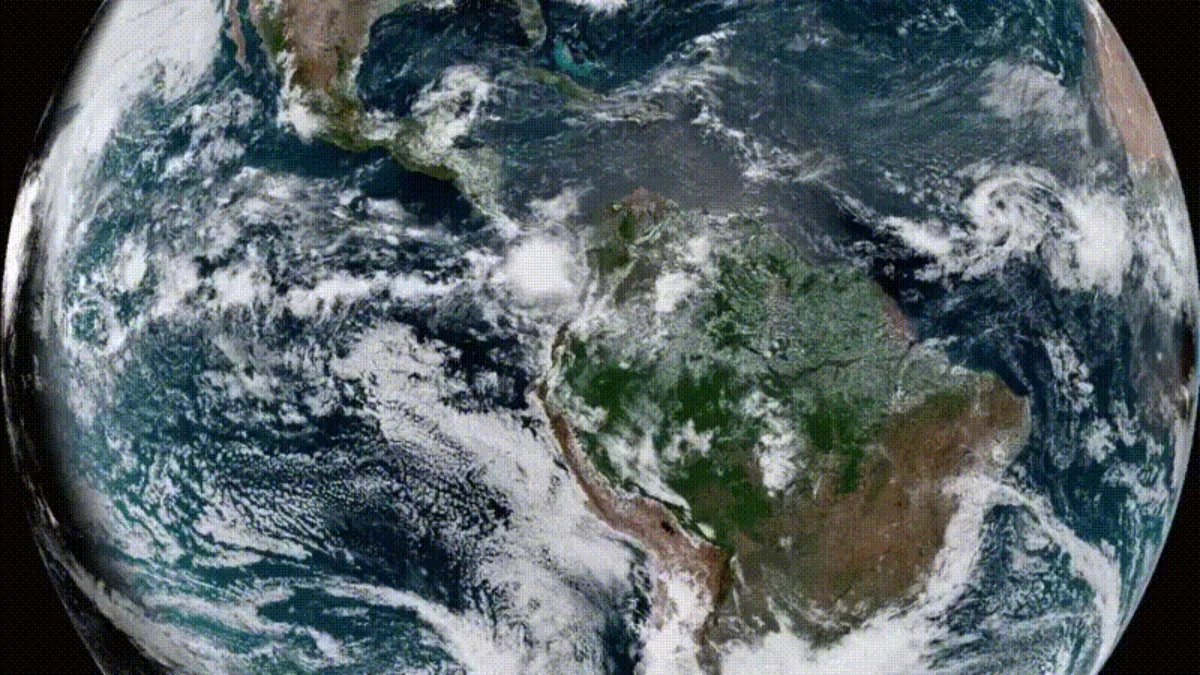 Satélite registra sombra da Lua cruzando a Terra durante eclipse solar total; veja IMAGEM