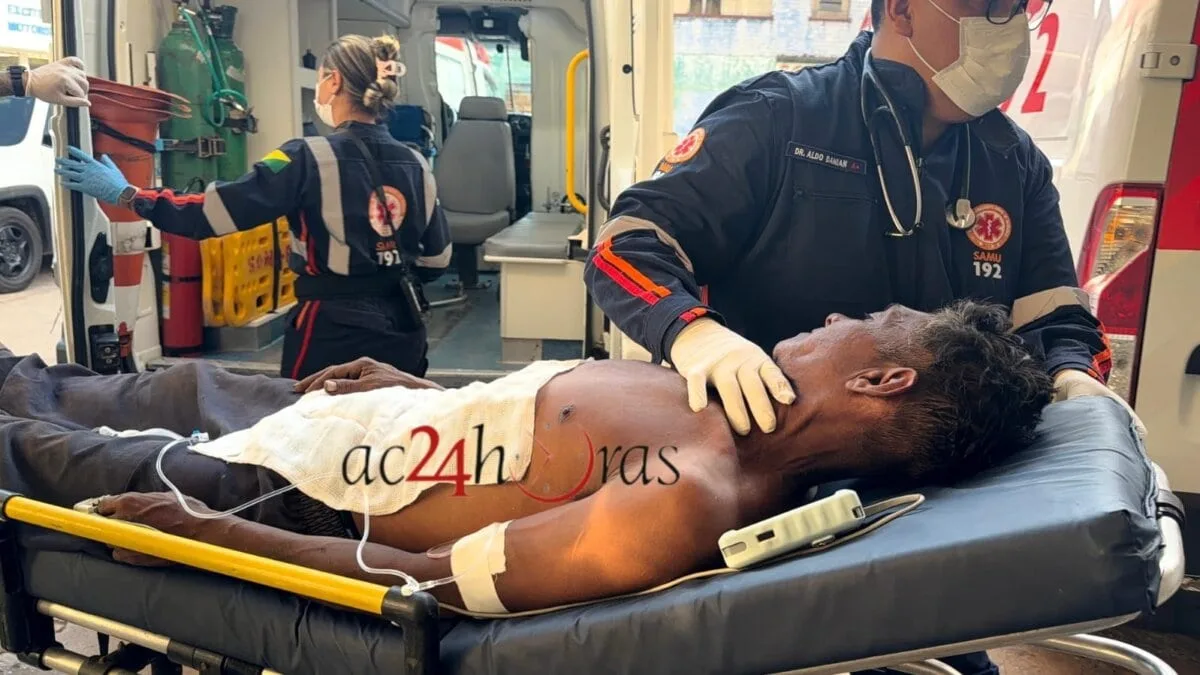 Trabalhador é atacado com terçado nas costas após colega declarar amor durante bebedeira