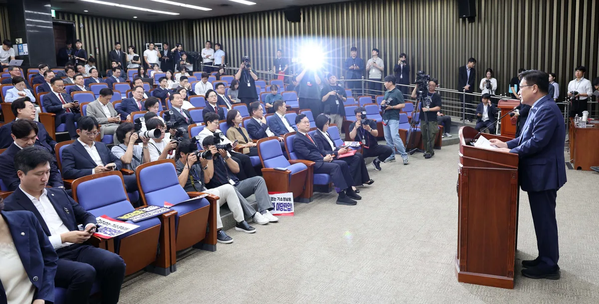 국힘 의원들 “장동혁 ‘당협 전원 재선출 案’ 반대”…張, 강행하나