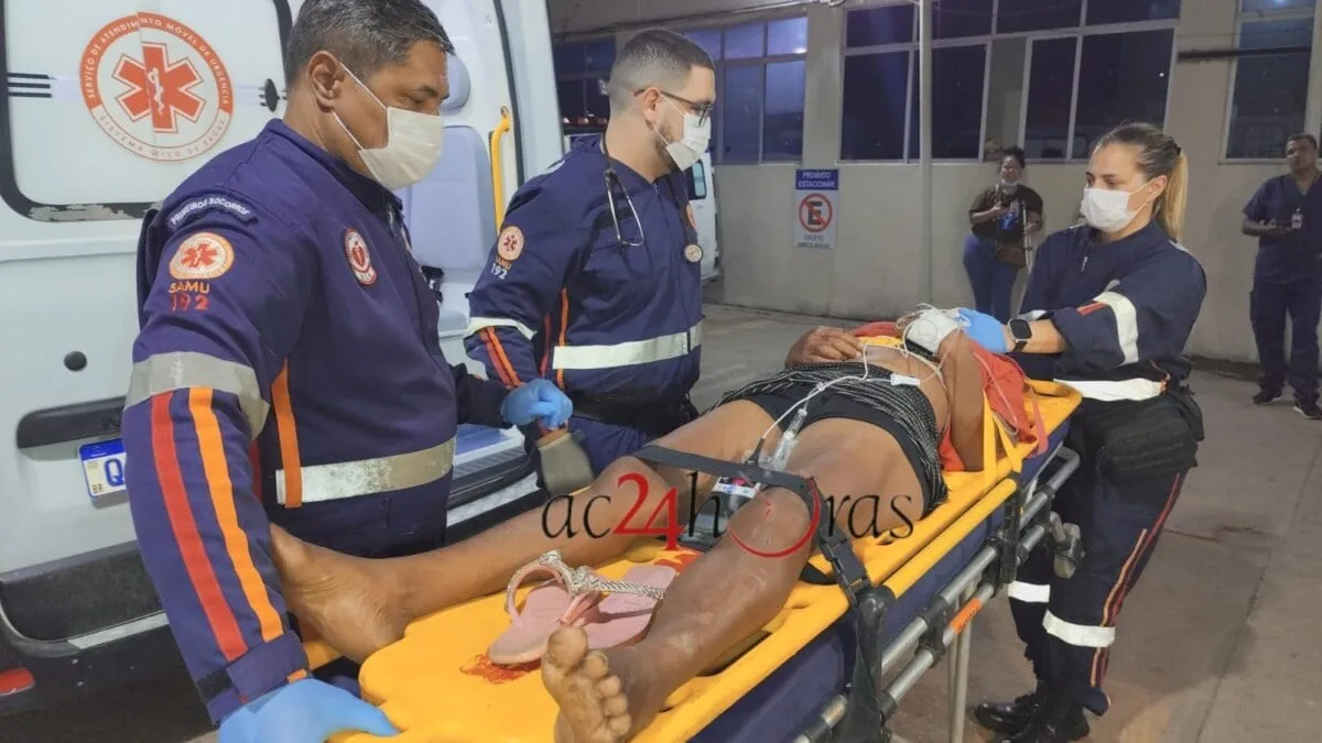 Mulher tenta atravessar rua, é atropelada e fica ferida em Rio Branco