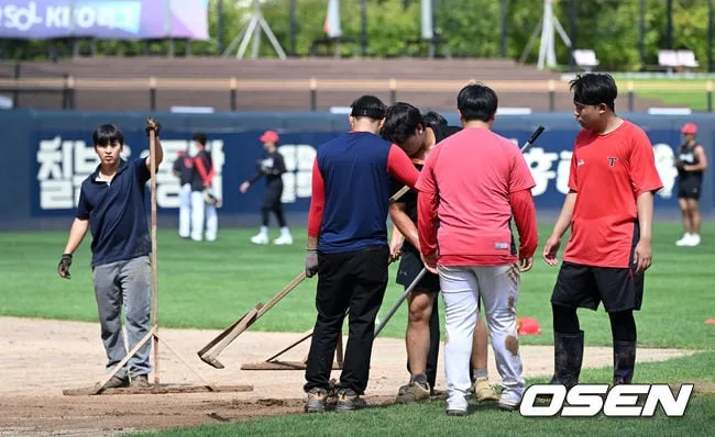 [사진]이른 시간 복구 작업하는 KIA 그라운드 키퍼