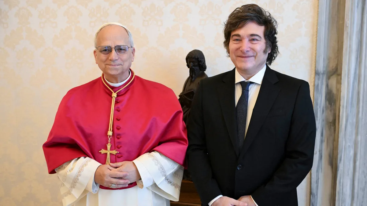Un mundo al revés: entre el entusiasmo de Javier Milei por la visita del Papa y curas que no quieren que venga