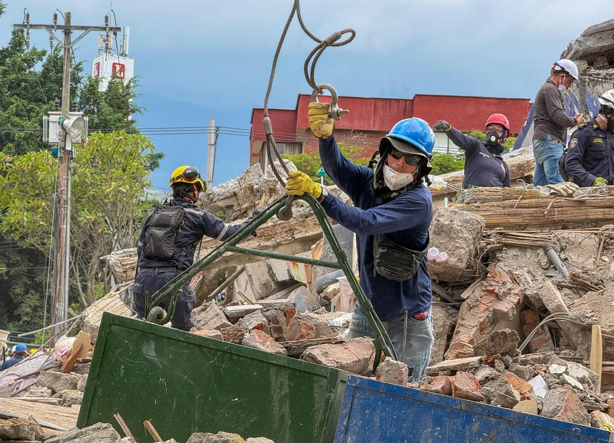 Una semana después del terremoto en Colombia, Cali sigue atrapada entre los escombros y el duelo