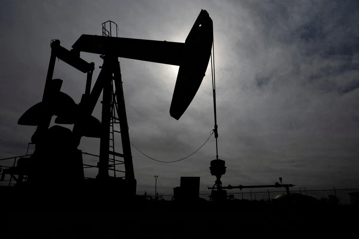 Petróleo dispara 6% na semana com hostilidades entre EUA e Irã