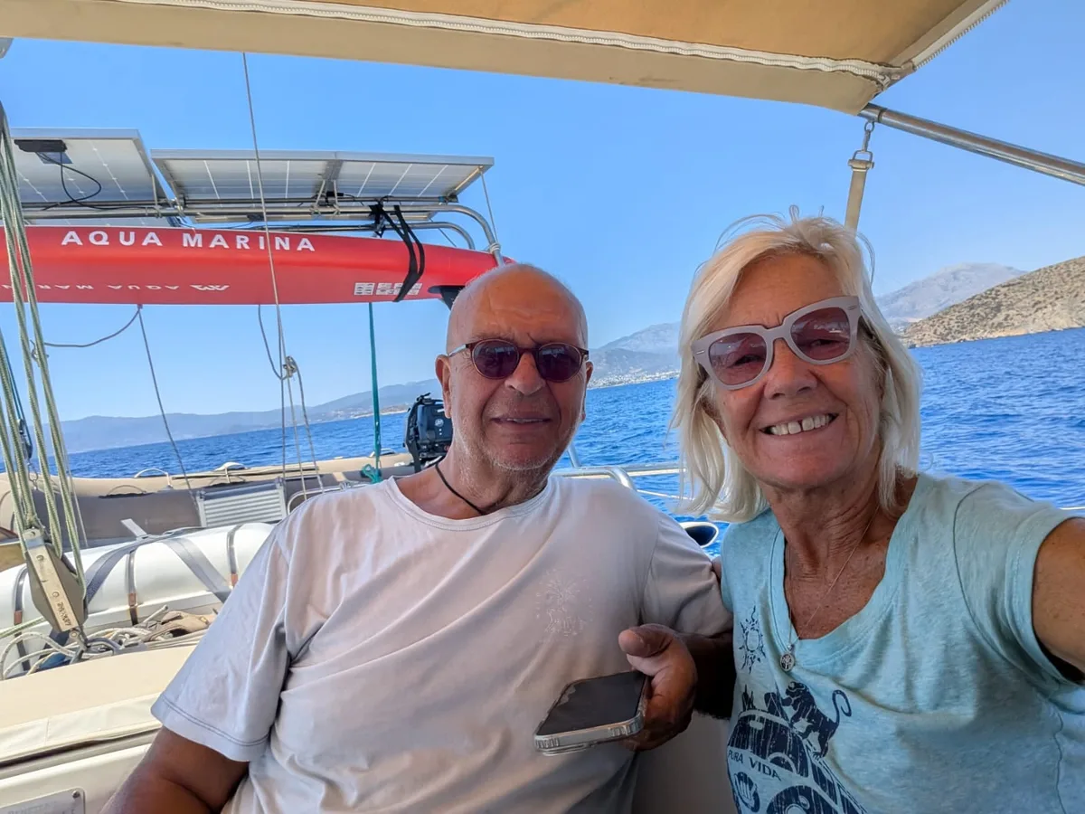 “No queríamos quedarnos sentados en un sillón viendo televisión”: la pareja de jubilados que vive siete meses al año en el mar