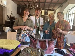 « Robes de soirée, vêtements de créateurs… » : elle organise un grand vide-dressing dans son château du Maine-et-Loire