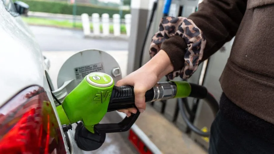 Baisse des taxes, gel des tarifs, marges réduites : quelles solutions pour limiter la hausse du prix des carburants ?
