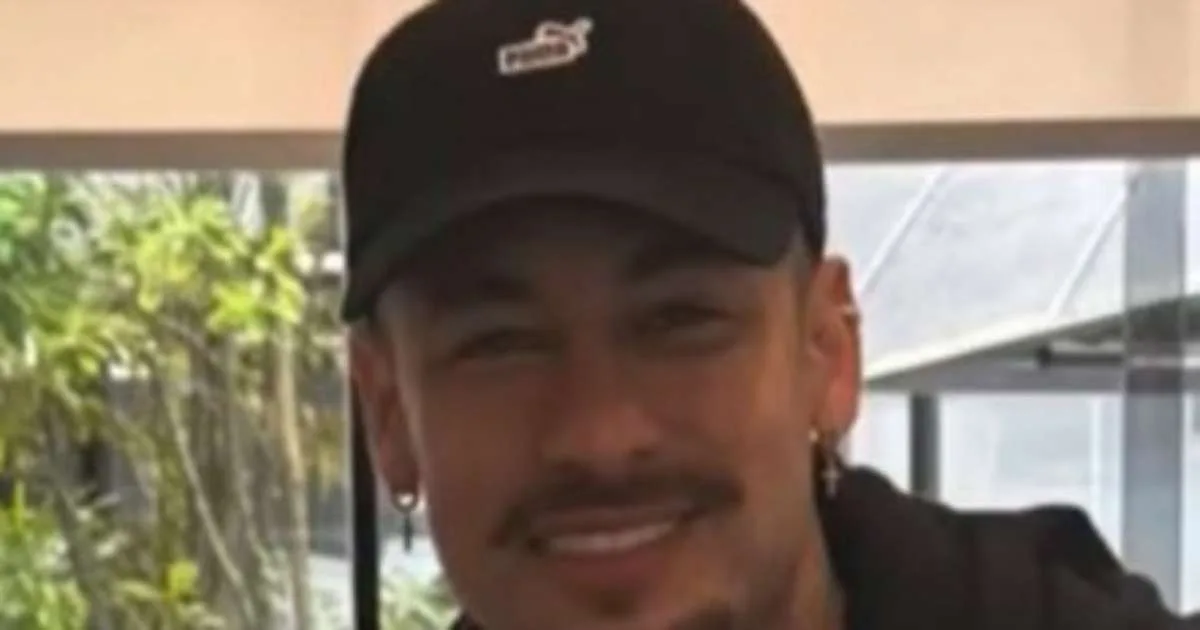 Neymar chama a atenção na web com novo visual: '10 anos mais novo'