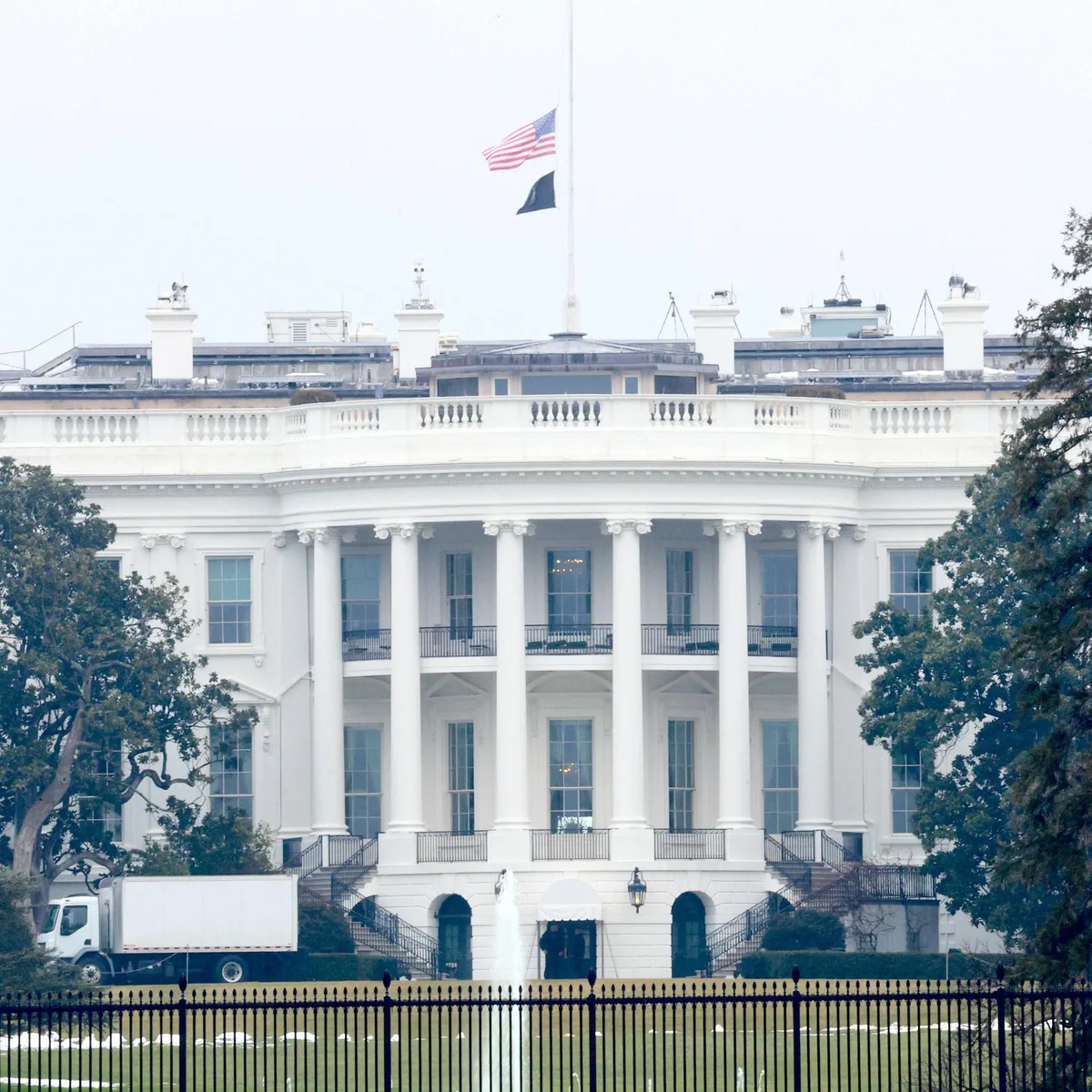 Nach Hausverbot im Weißen Haus für CNN - Große US-Sender schränken Berichterstattung über Trump ein