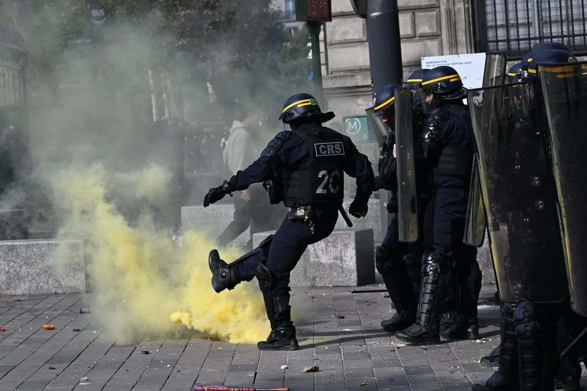Masivas protestas sacuden el gobierno de Macron en Francia: fuertes choques con la Policía y más de 150 detenidos