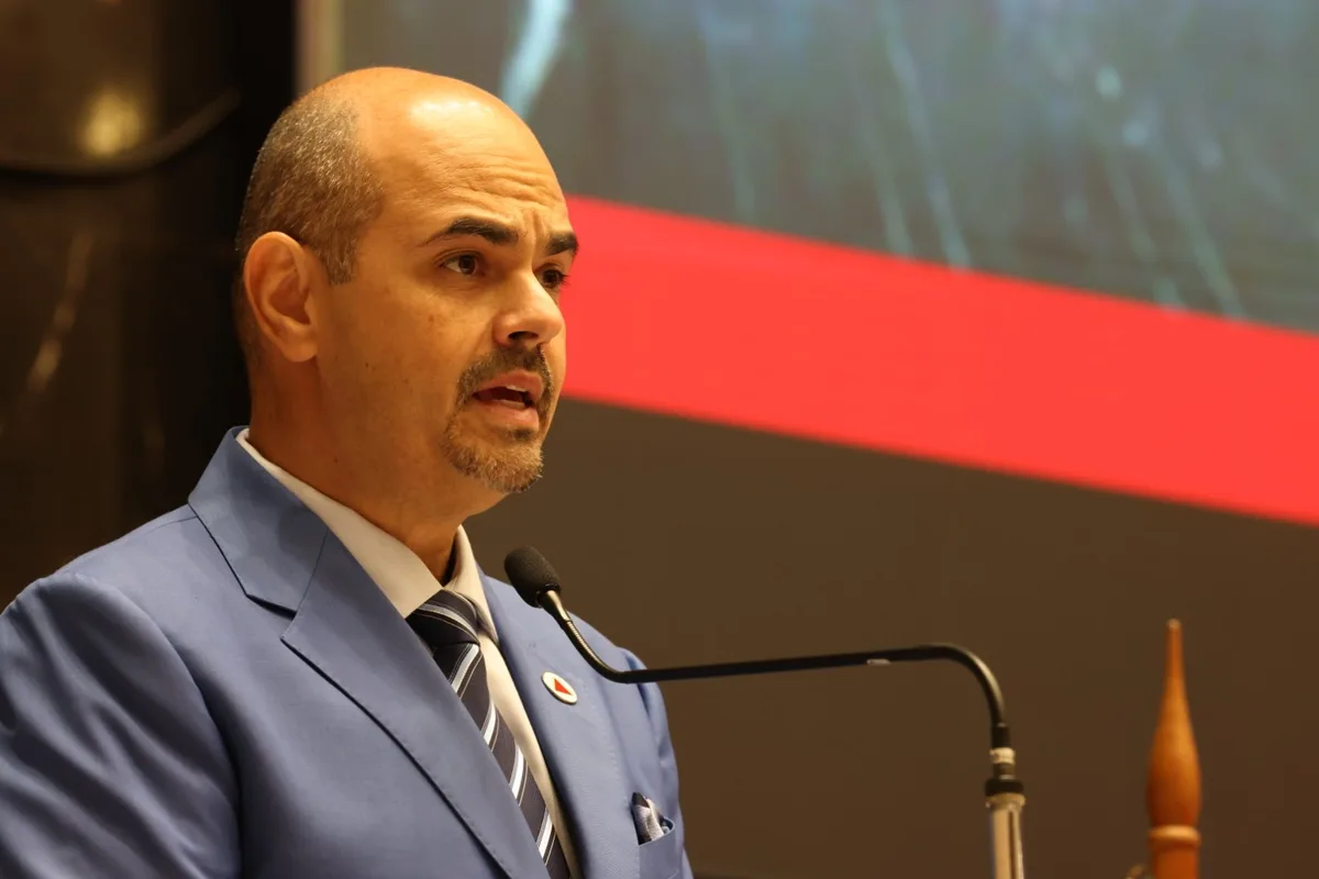 Após acusação de trair a PM, Simões promete contratar 3 mil policiais