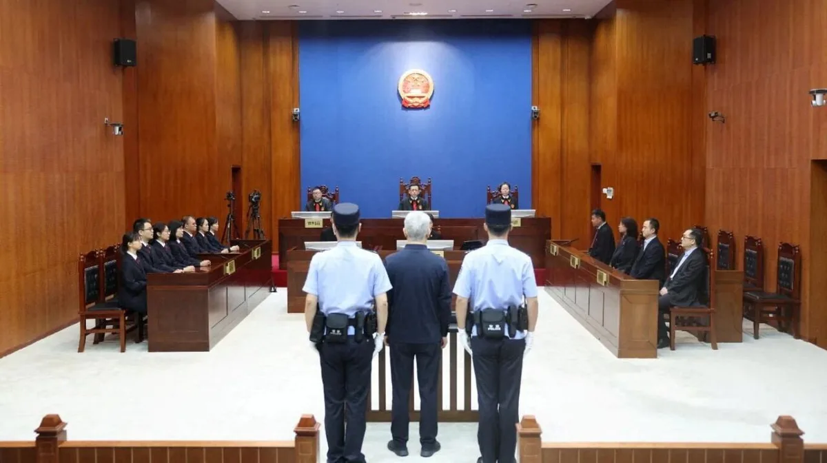 China condenó a cadena perpetua al fundador del gigante inmobiliario Evergrande por fraude millonario