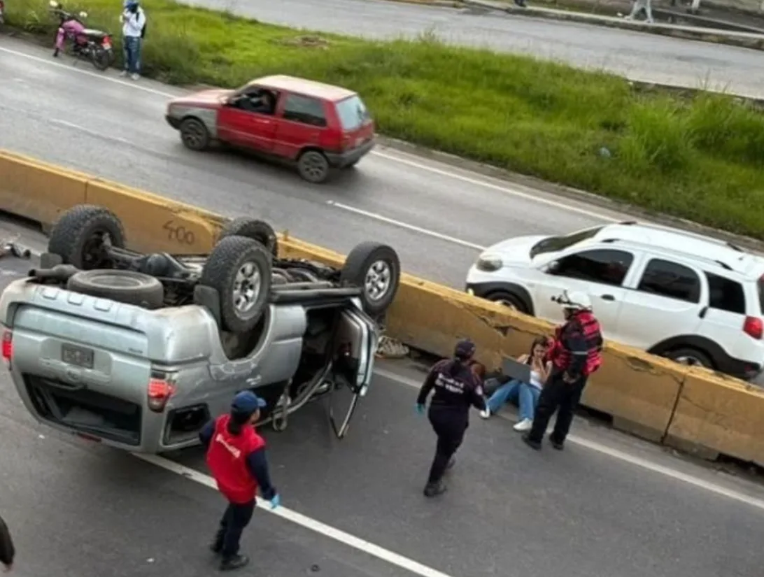 VIDEO: aparatoso volcamiento de una camioneta dejó un herido en Los Teques