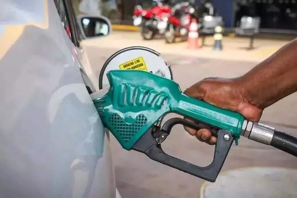 Governo zera tributos da gasolina e redução chega a R$ 0,89 por litro